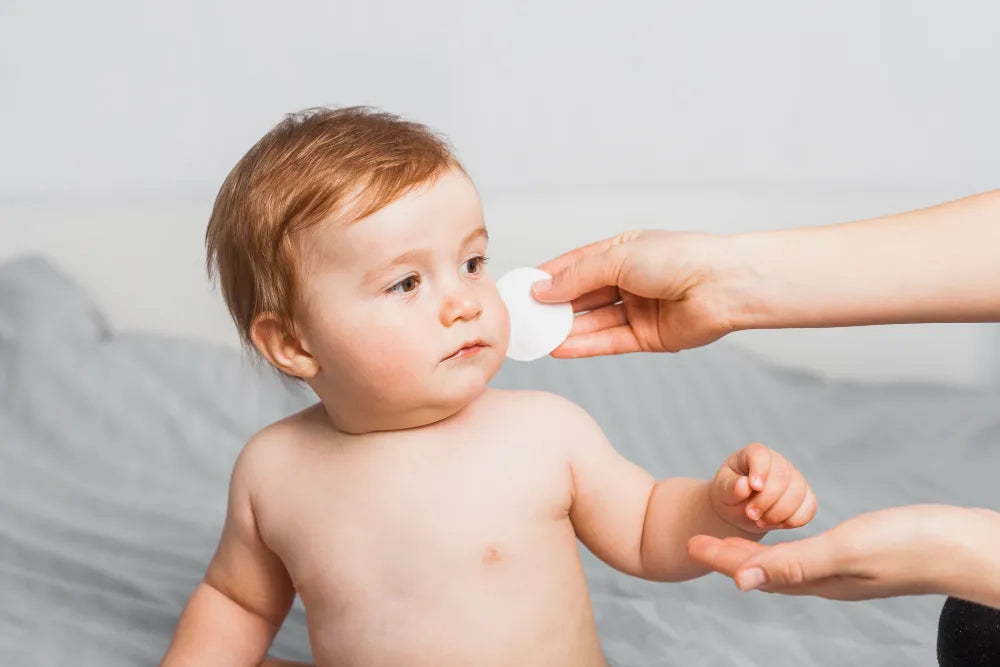AZS u niemowlaka - objawy, pielęgnacja i czym smarować skórę?